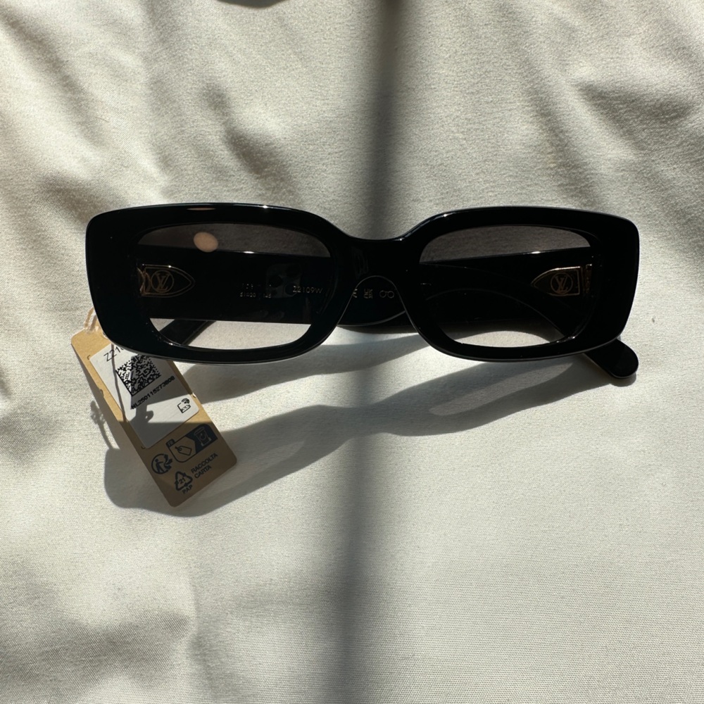 NWT Louis Vuitton Circle Logo Sunglasses